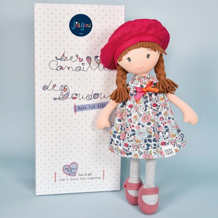 poupe de chiffon avec cheveux marrons, béret rose, robe façon liberty