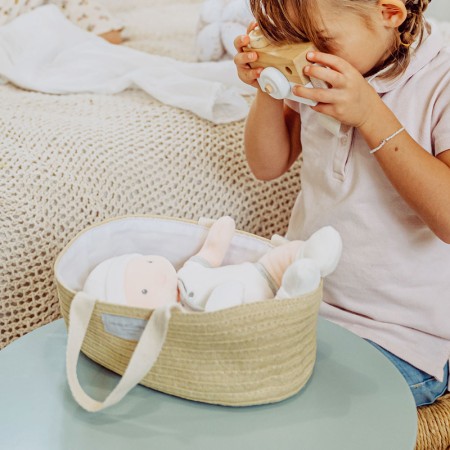 Jolijou - poupon bébé avec pyjama blanc et gris et couffin naturel