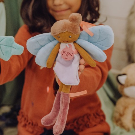 poupée noire en tissu  avec robe violette, ailes bleu clair et bottes violettes - Jolijou