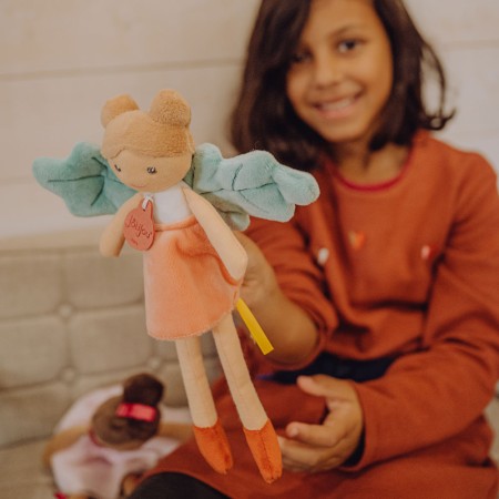 poupee tissu fée cheveux marrons avec robe rose, ailes vertes en forme de feuilles - Jolijou