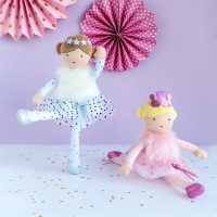 poupée blonde avec chignon et couronne, boléro à poil rose et tutu Jolijou