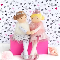 poupée blonde avec chignon et couronne, boléro à poil rose et tutu Jolijou