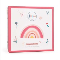 petite poupée avec couettes marron, robe blanche, tenant à sa main un ours bordeau - Jolijou