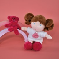 petite poupée avec couettes marron, robe blanche, tenant à sa main un ours bordeau - Jolijou