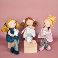 poupee avec couettes blondes, robe et chaussons bleu marine - Jolijou