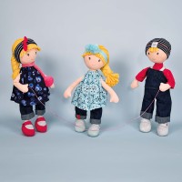 poupee de chiffon blonde  avec écharpe pompons roses, robe bleu marine à motifs - Jolijou