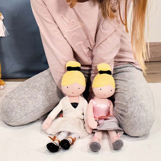 poupée tissu danseuse blonde avec chignon, justaucorps rose, tutu noir et chaussons gris - Jolijou